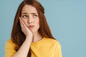 ارتباط بین عفونت‌های دندانی، آلوپسی و علائم روانی مانند بی‌حوصلگی و افسردگي